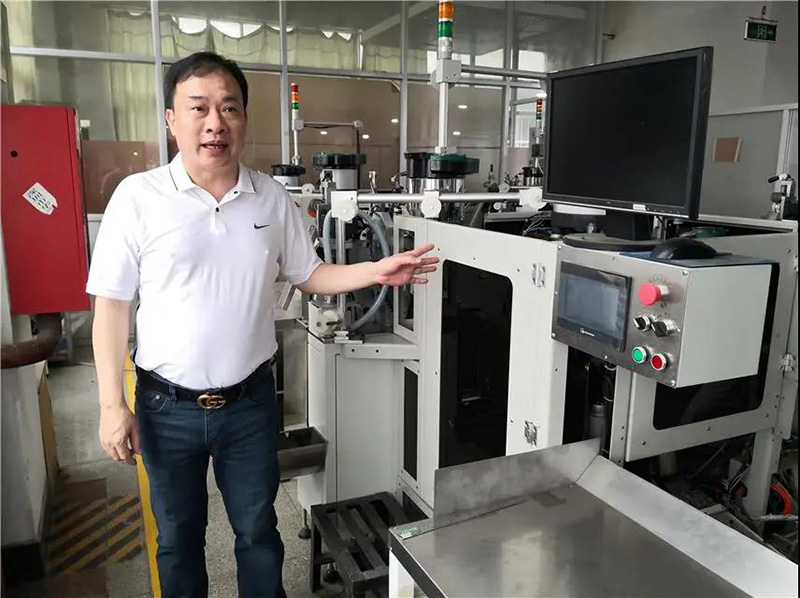 華圣達董事長黃詩華在介紹即將投入使用的自主研發的全自動智能生產拉鏈機械設備