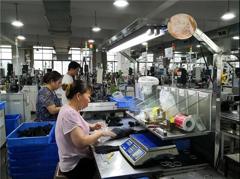 華圣達公司品質檢測人員在進行拉鏈檢測
