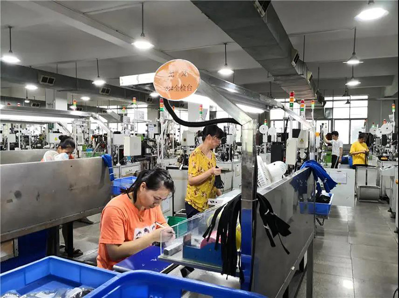 華圣達公司品質檢測人員在進行拉鏈檢測